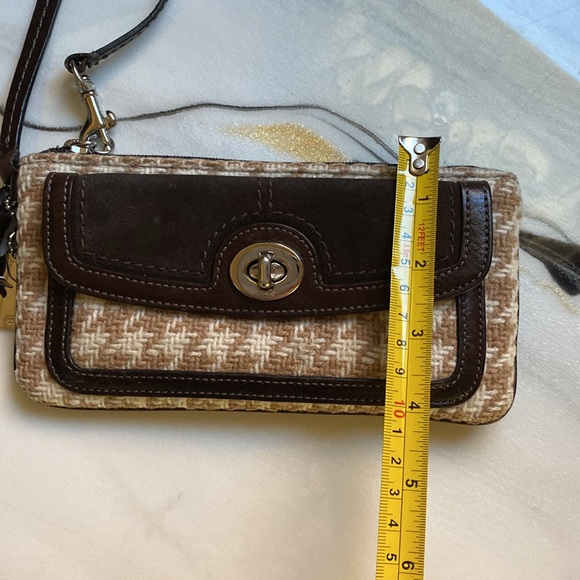 Coach suede and wool woven brown wristlet turn lock w/hangtag and tassel - Picture 16 of 17
